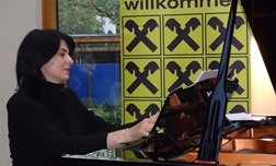 Magda Amara gestaltete die musikalische Eröffnung der Vernissage im BGZ in Hofstetten-Grünau